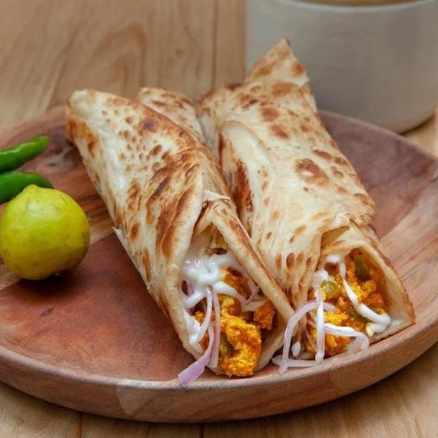 🥚লাচ্ছা এগ রোল (২ পিস)